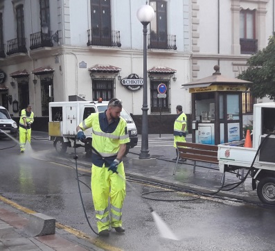 ©Ayto.Granada: La limpieza de cera de la procesin de la Patrona concluye a media maana de hoy con la recogida de un 10 por ciento ms que en 2017 